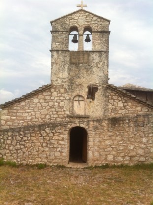 Un monastère sur une colline entre Saranda et Butrint