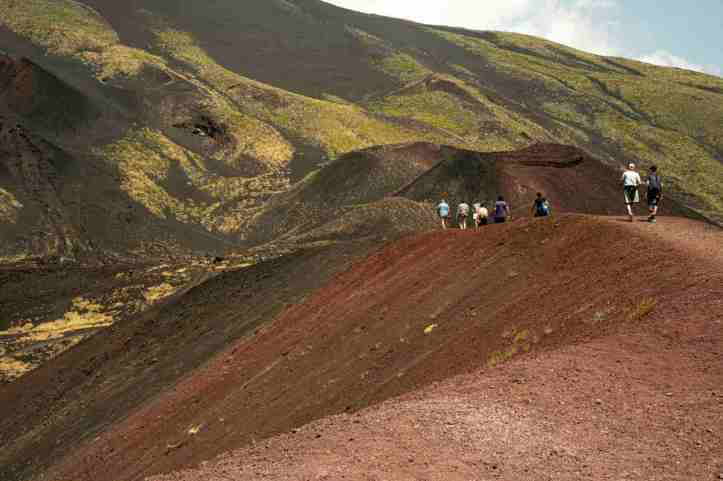 Un groupe de personne sur une colline