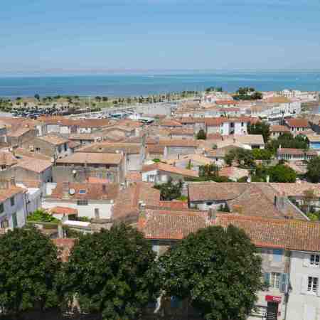 Des toit de maison avec au fond la mer