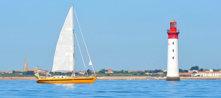 Une phare et un bateau