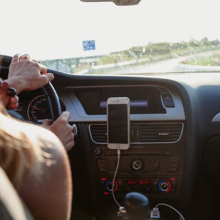 Une femme derrière un volant de voiture