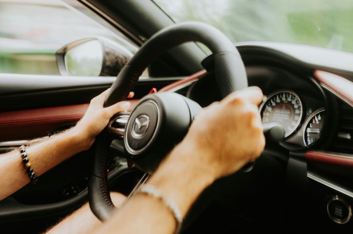 Une main qui tient un volant